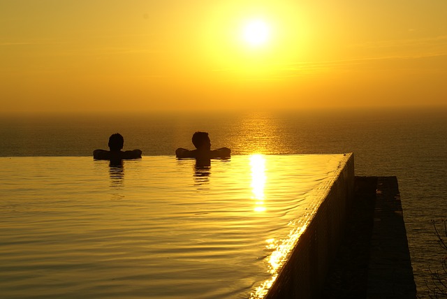 západ slunce a bazén