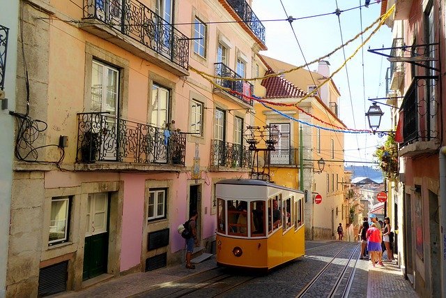 malebná ulička Lisabonu.jpg