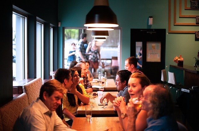 Lidé sedící v restauraci