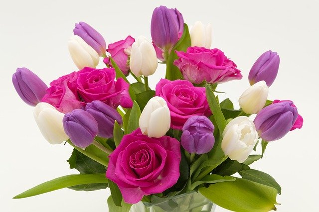 kytice různobarevných tulipánů a růží